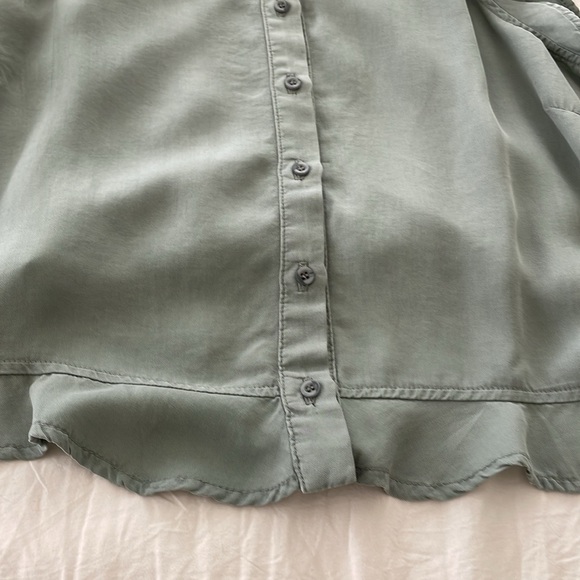 NWT BELLA DAHL RUFFLE SLEEVELESS BUTTON UP TANK - Picture 7 of 9